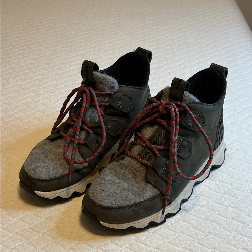 Sorel Waterproof Dark Gray Leather and Gray felt heavy duty Sneakers, women’s 7